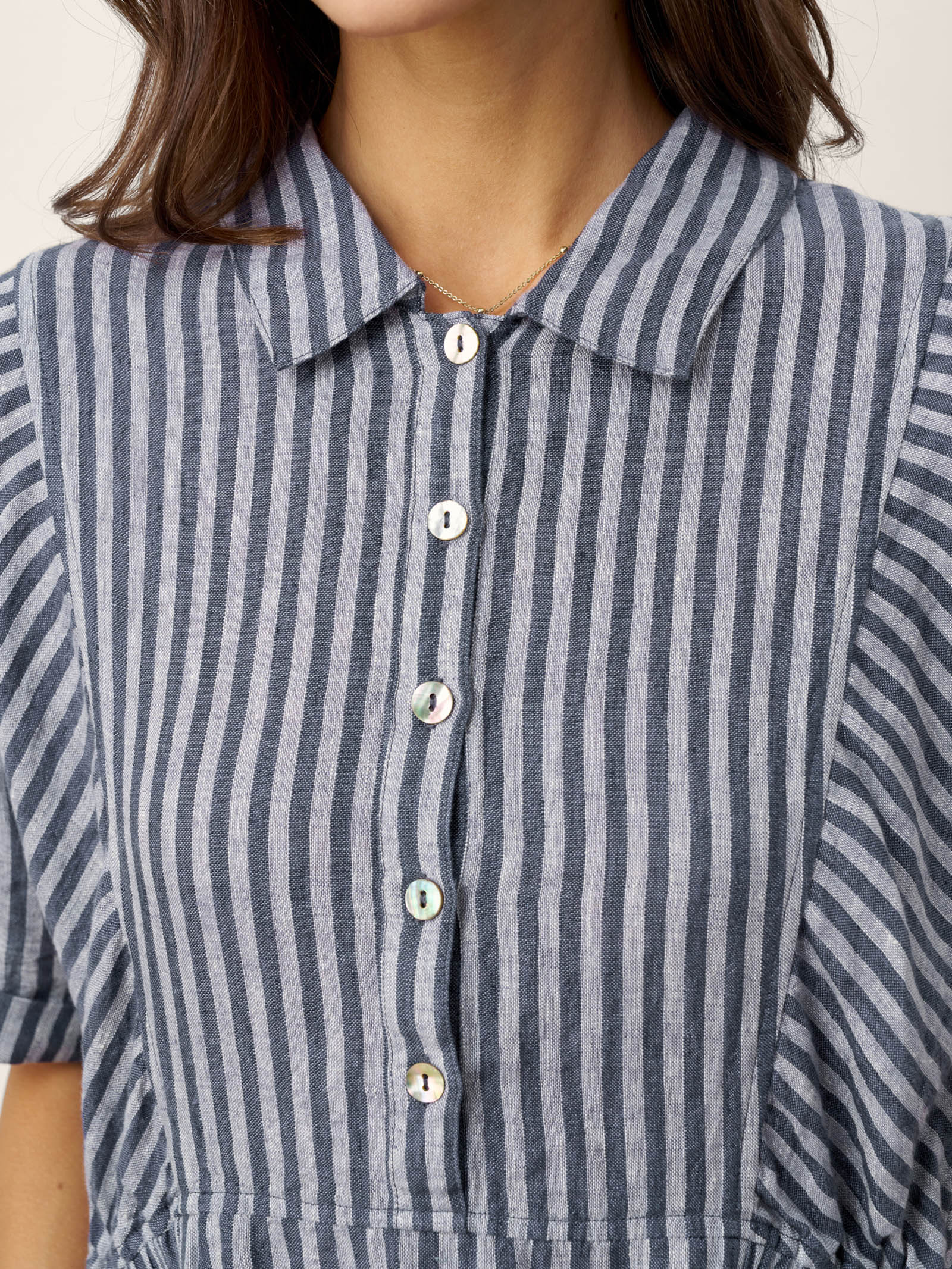 Robe chemise mi-longue rayée 100% lin à boutonnage devant et manches courtes CASSANDRA