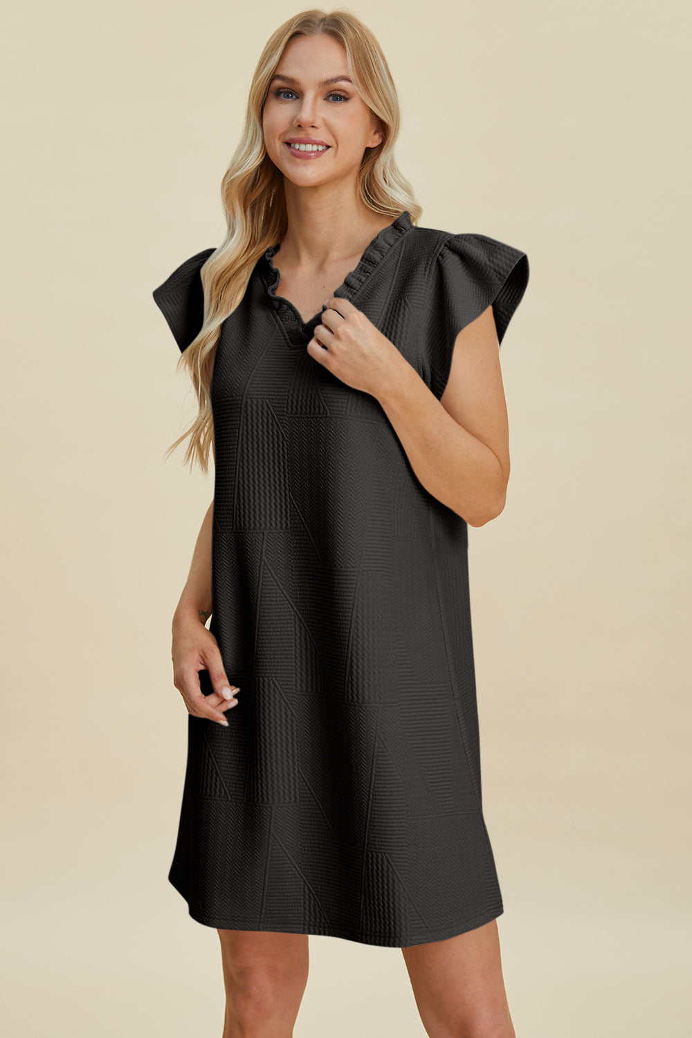 Robe à volants en V à manches courtes grande taille Double Take – Robe à col en V à volants, Robe à manches courtes, Robe élégante à volants, Robe flatteuse à col en V, Robe grande taille élégante, Robe confortable à volants, Robe chic à manches courtes