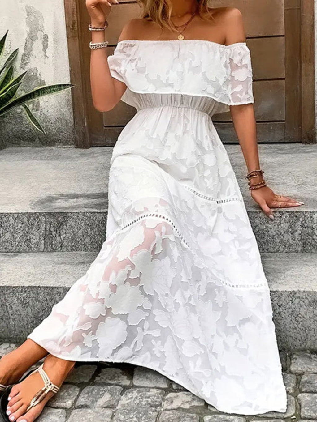 Robe longue blanche chic à épaules dénudées élégante robe d'été à manches courtes