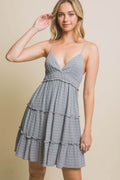 Robe à fines bretelles et volants à col en V – Robe à fines bretelles à col en V, Robe à fines bretelles et volants, Robe féminine à col en V, Robe d'été décontractée, Robe fluide à fines bretelles, Robe chic à fines bretelles, Robe élégante à volants