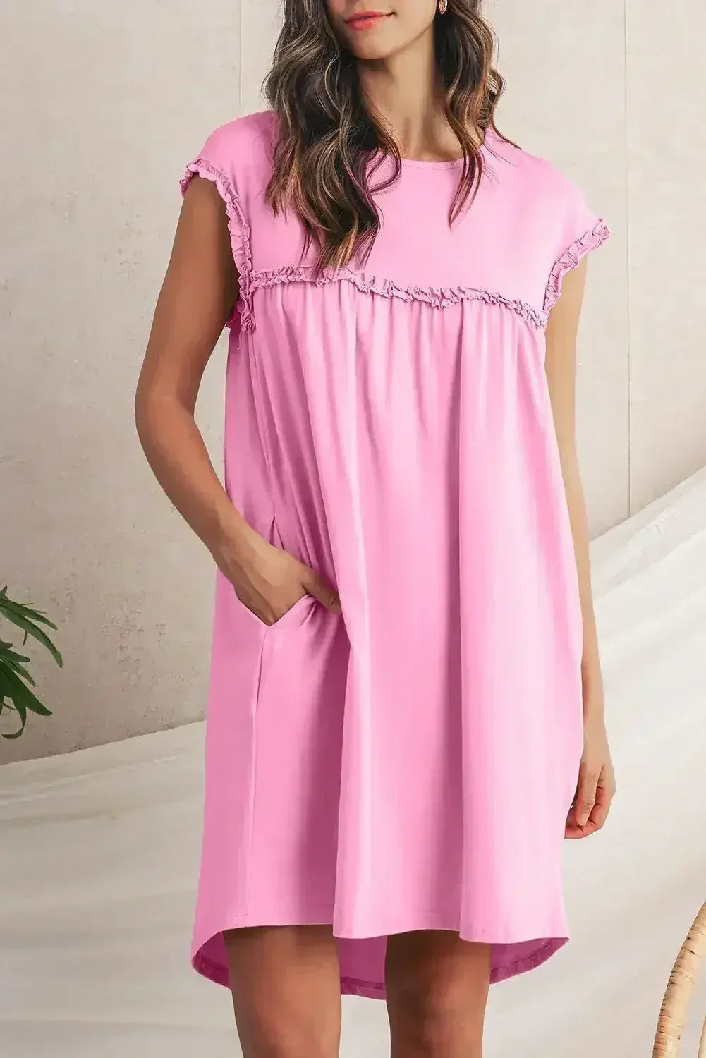 Mini-robe ample col rond à volants couleur avoine