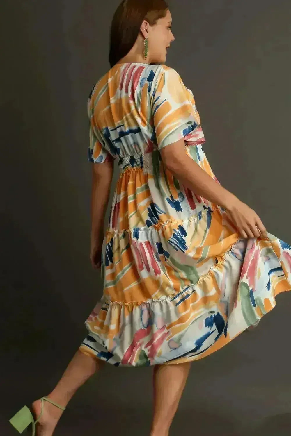 Robe mi-longue Umgee à imprimé abstrait – Manches volantées et volants étagés
