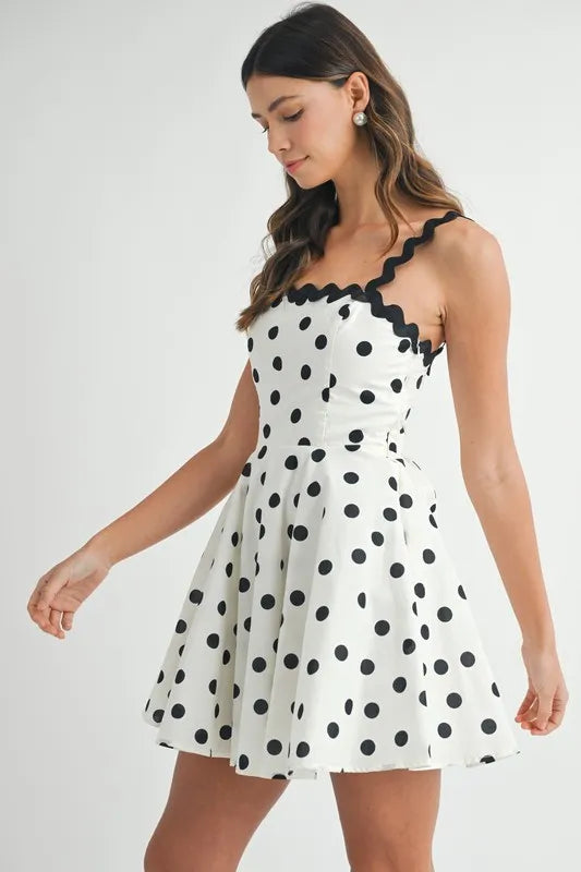 Mini-robe à pois avec bretelles festonnées – Motif à pois amusant, Volantée, Bretelles uniques à bord festonné, Mini-robe amusante et élégante, Robe d'été polyvalente