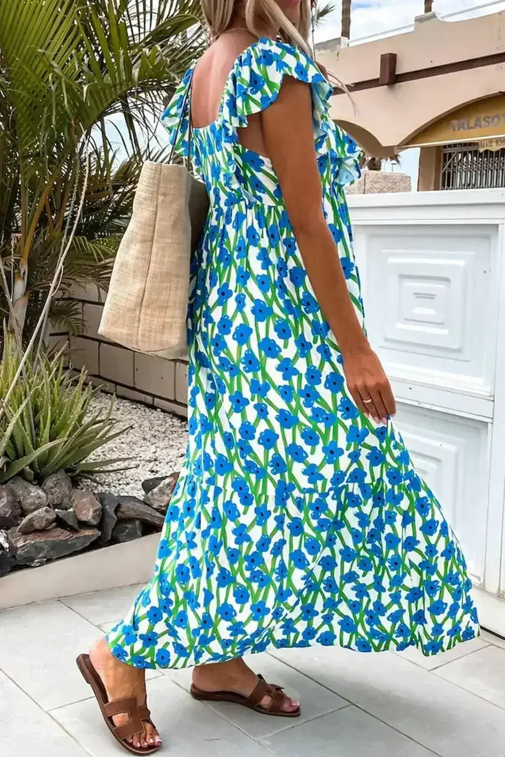 Robe longue à imprimé floral rose, col carré et bretelles à volants