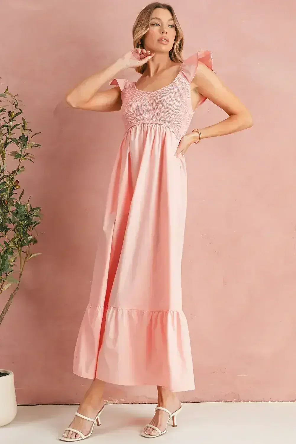 Robe longue noire à volants, col en V, taille haute et buste smocké