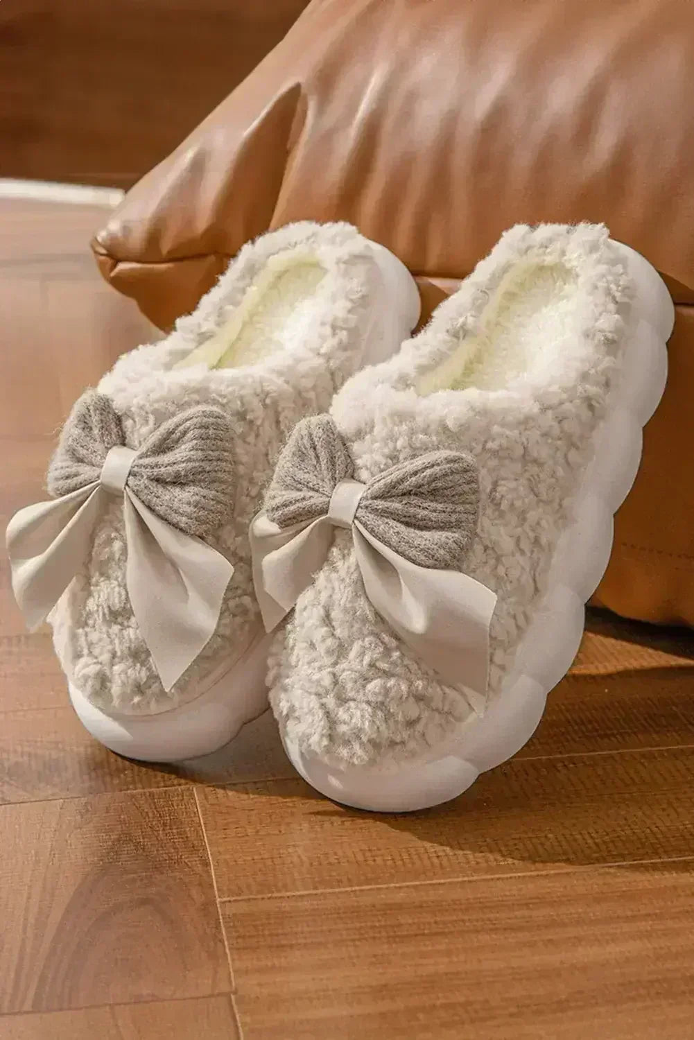 Pantoufles d'hiver en peluche à nœud et applique, contraste blanc