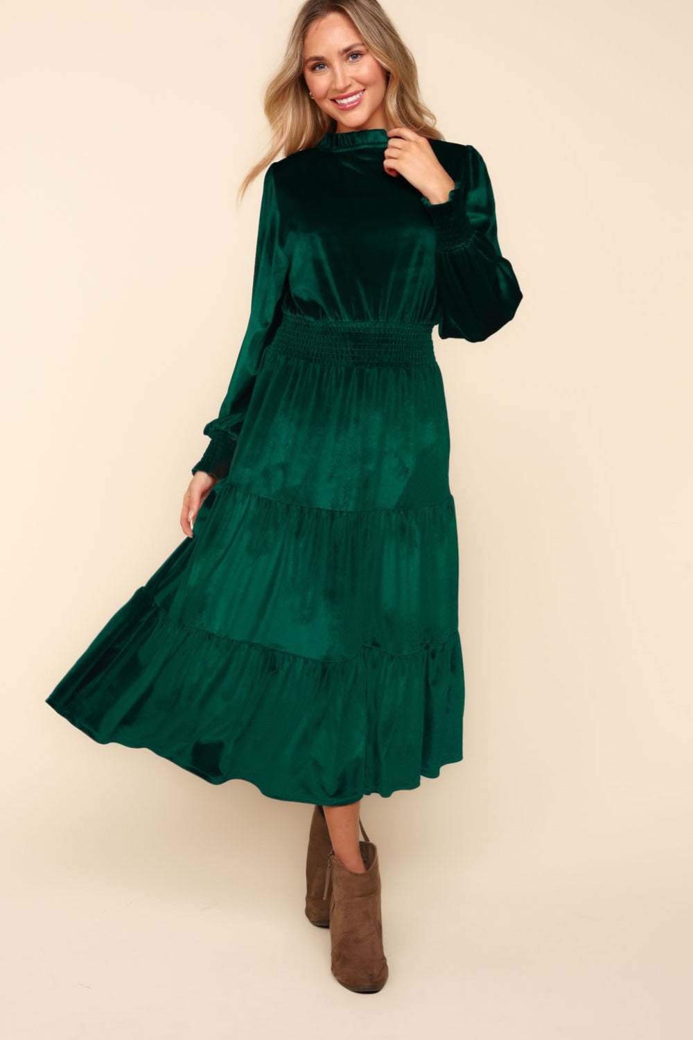 Robe en velours à col montant et taille smockée à plusieurs niveaux – Robe élégante en velours, Robe babydoll à volants, Robe à taille smockée, Robe de soirée en velours, Robe à manches longues