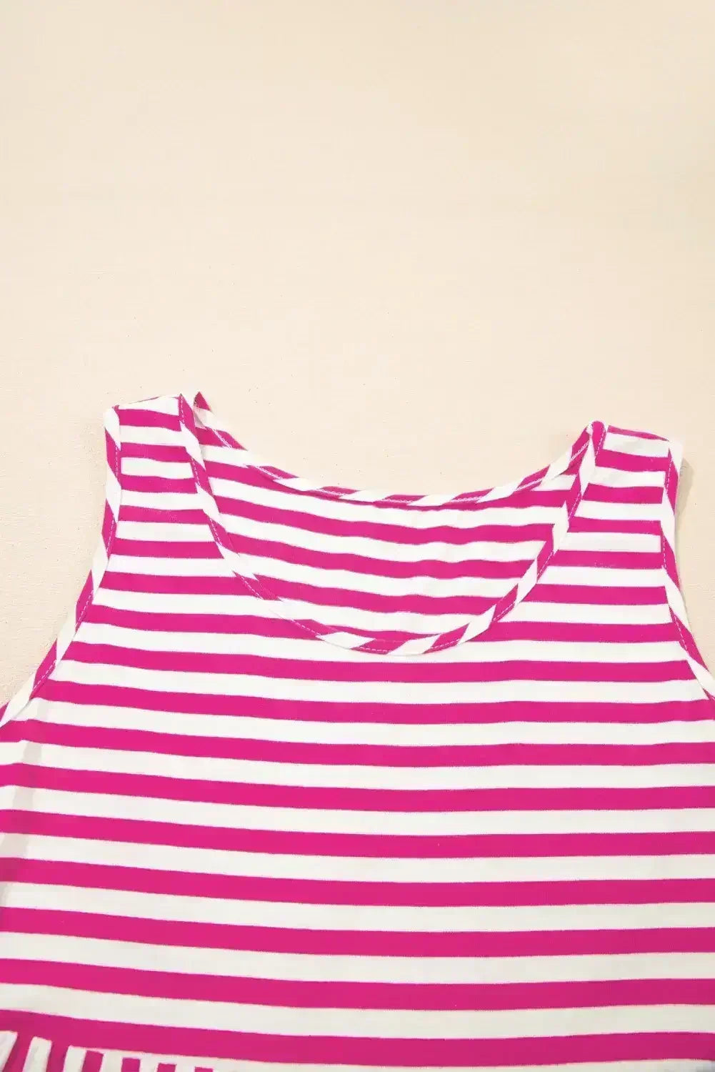 Mini-robe ample sans manches à col en U et rayures noires
