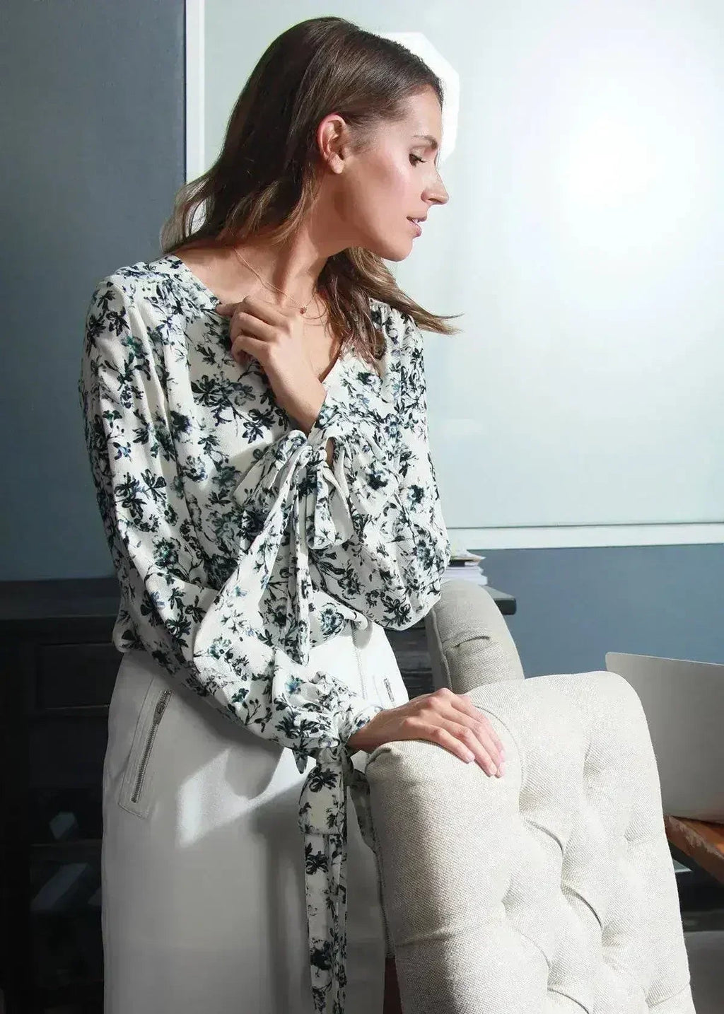 Blouse fleurie ivoire à col en V et poignets noués Garden | Femstylo
