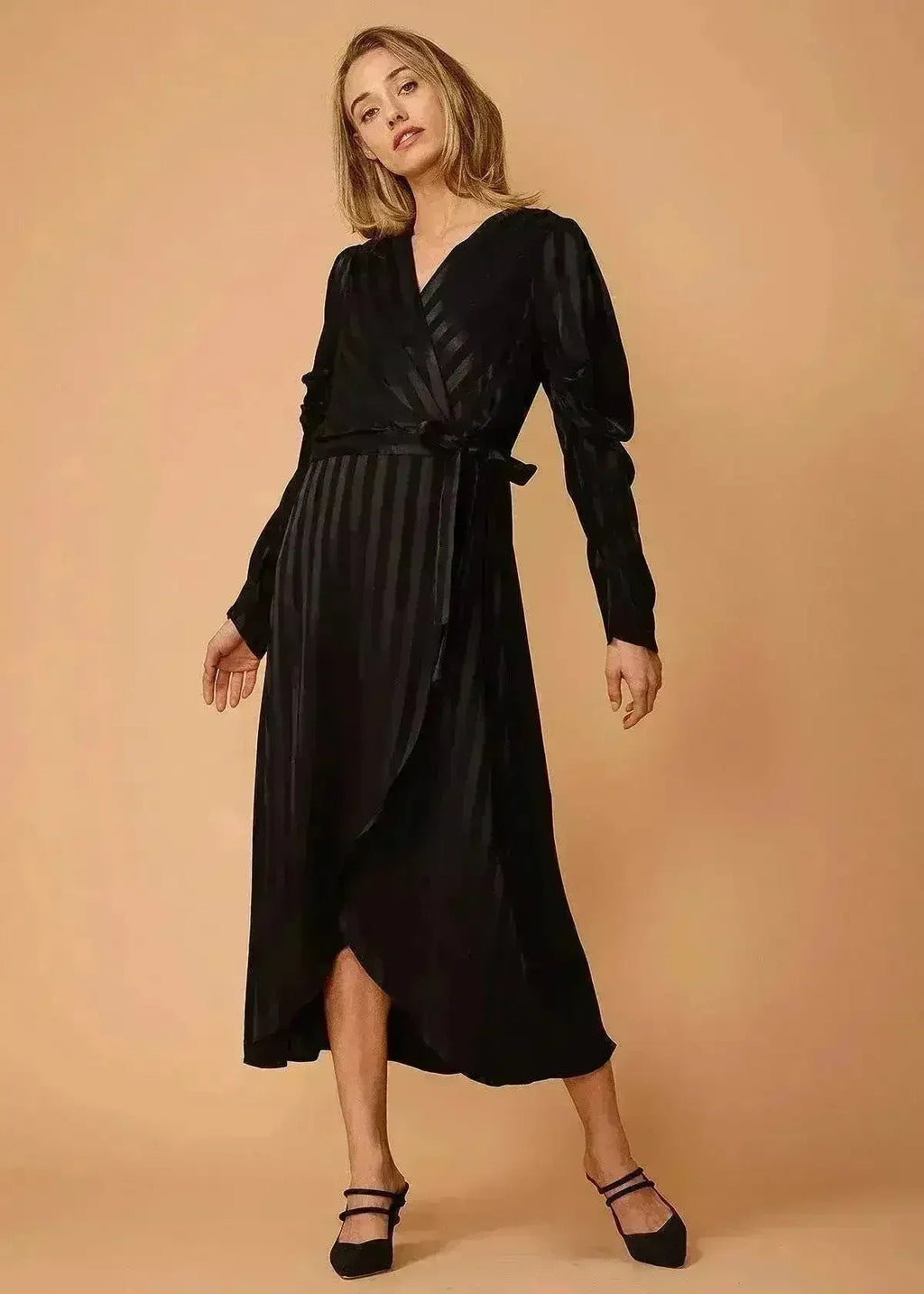 Robe à épaules bouffantes rayée noire pour femme