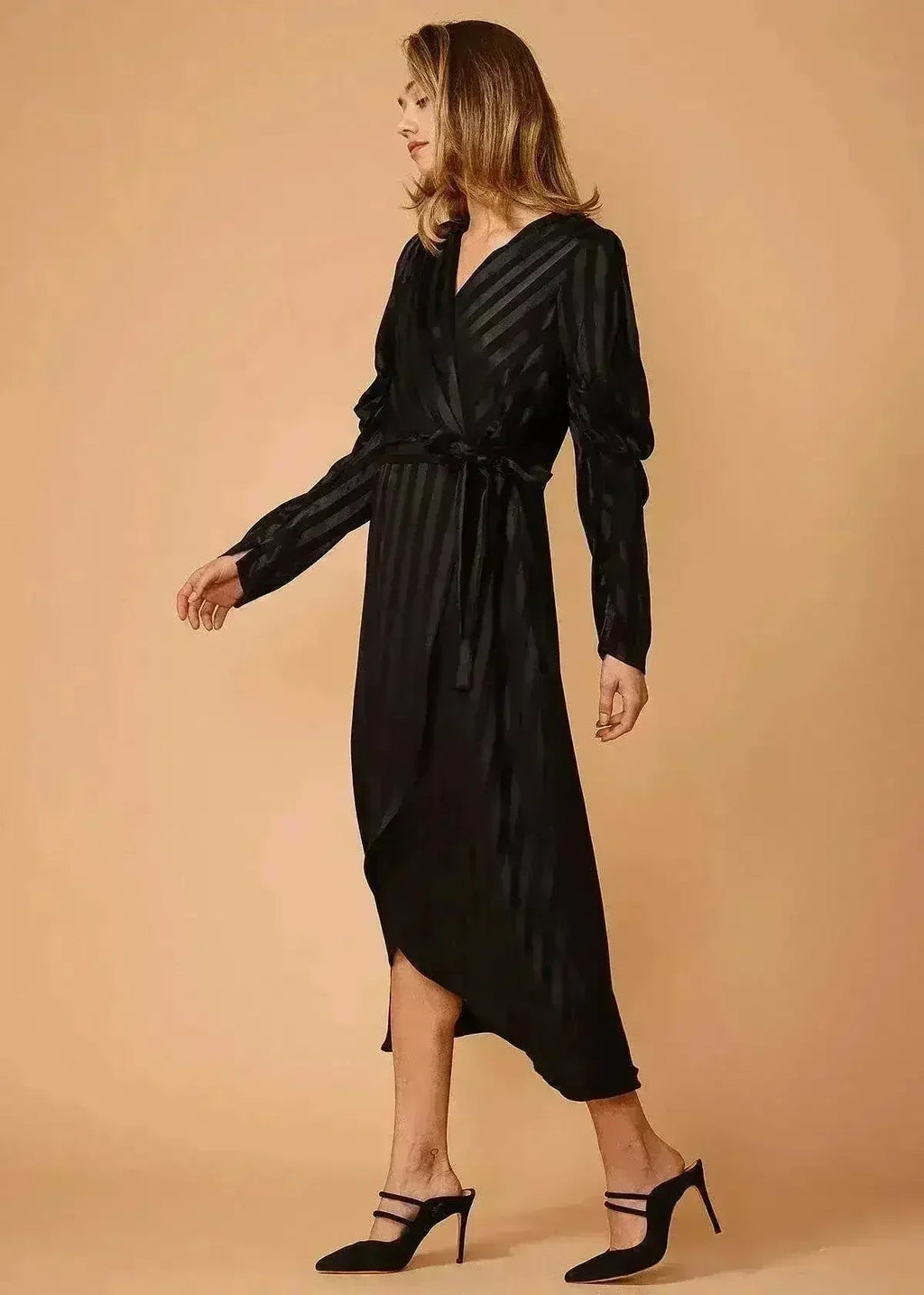 Robe à épaules bouffantes rayée noire pour femme