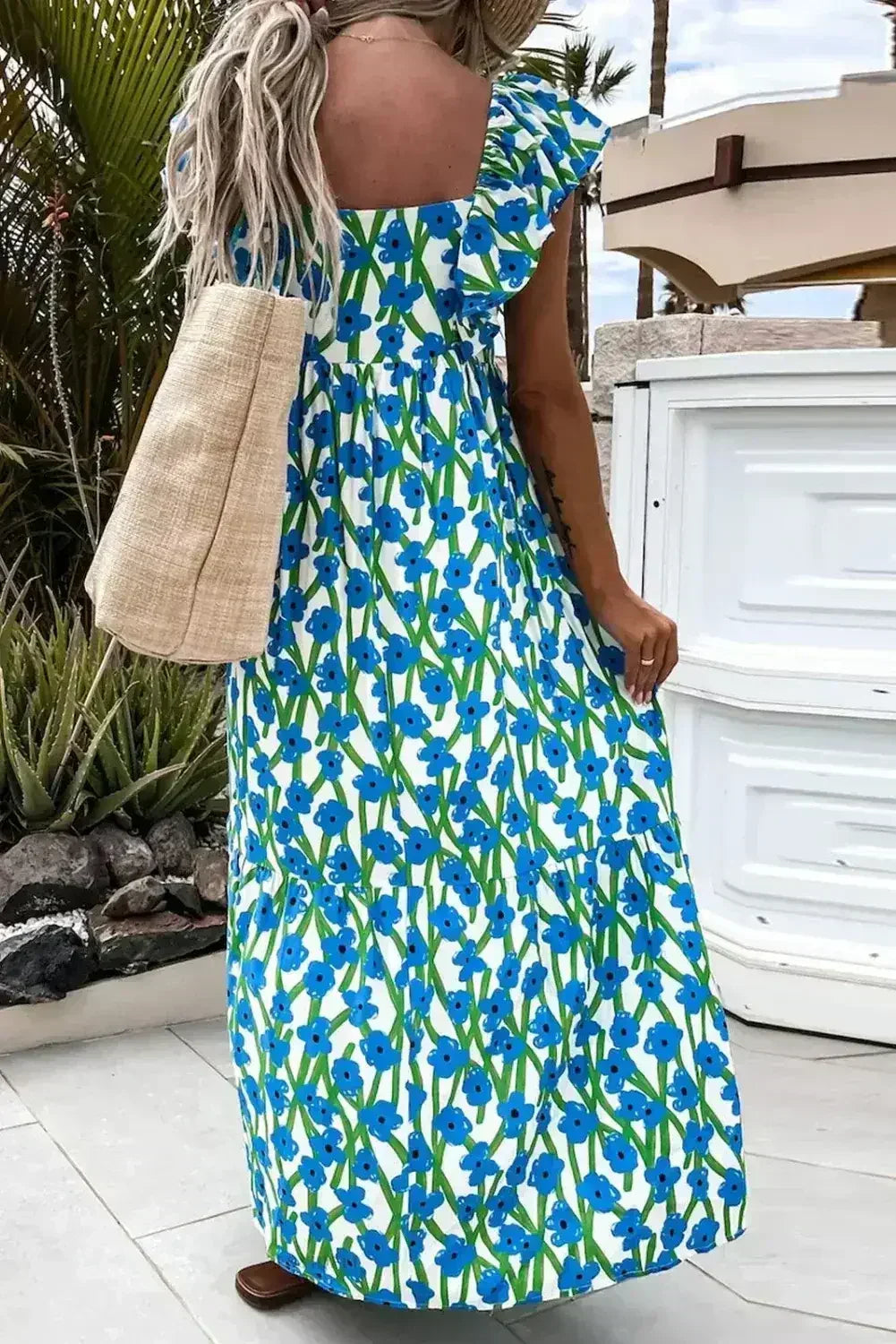 Robe longue à imprimé floral rose, col carré et bretelles à volants
