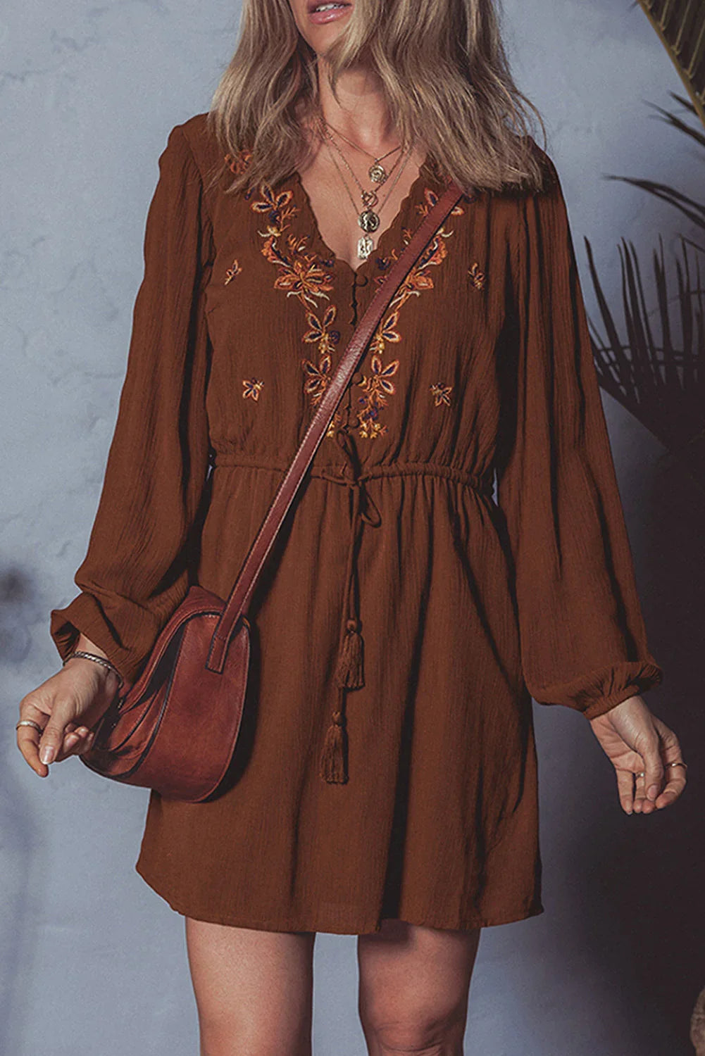 Robe Courte Bordeaux Broderie Florale Manches Longues et Cordon à Pompons à la Taille