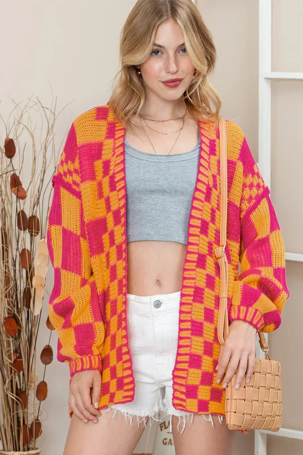 Cardigan en maille à carreaux color block taupe et ouvert sur le devant