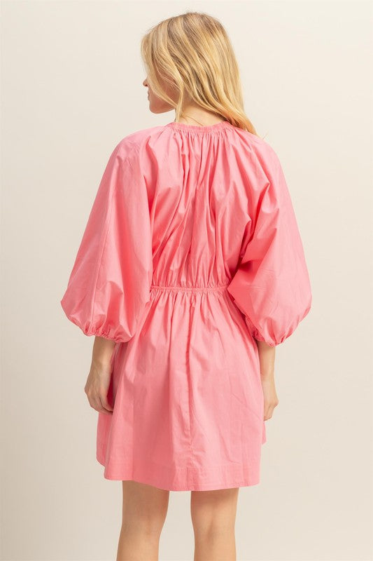 Mini-robe en popeline à manches ballon avec poches – Une robe audacieuse, chic, sexy et tendance avec un décolleté plongeant, des manches ballon et des poches fonctionnelles.