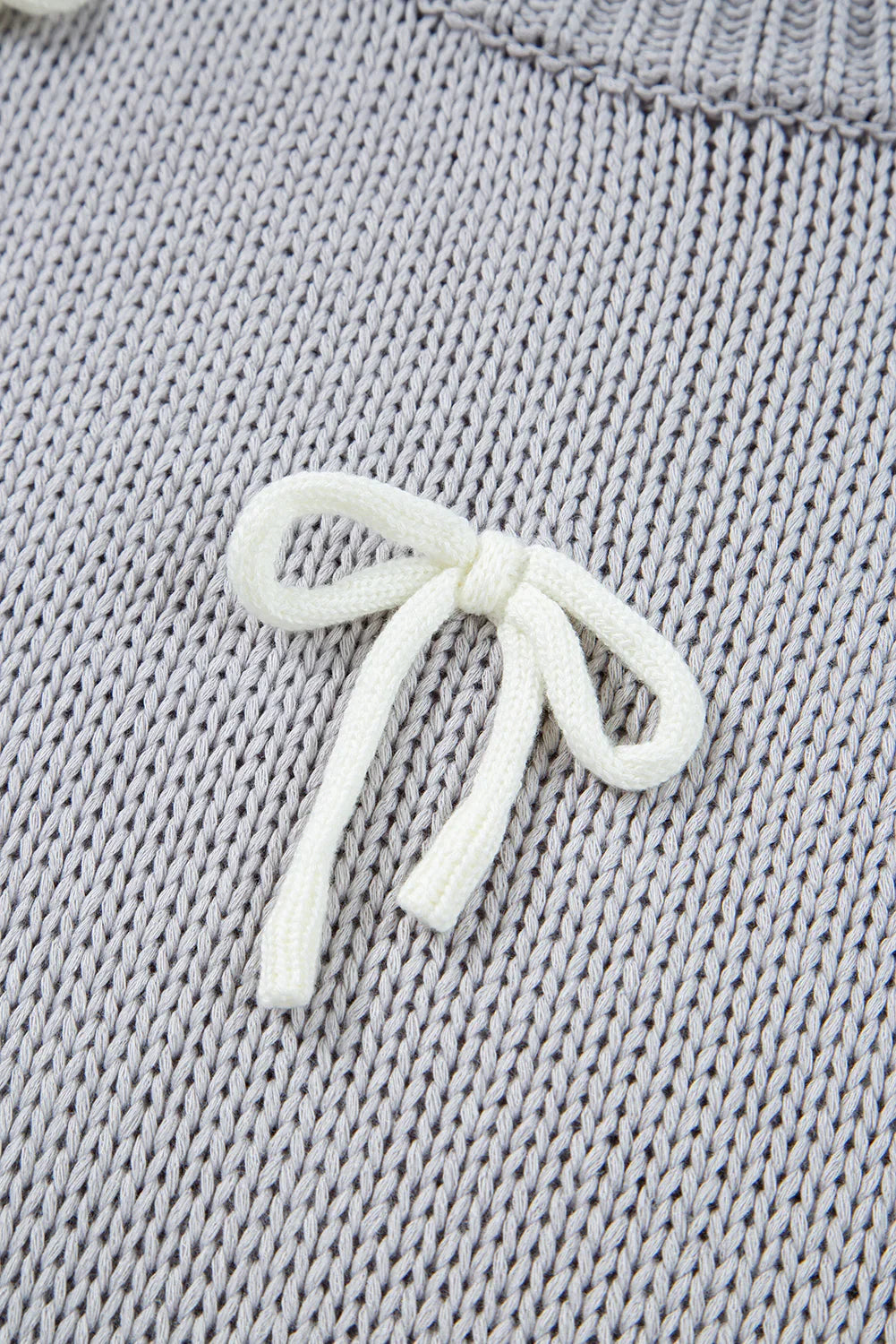 Pull à manches courtes et nœud papillon appliqué gris clair