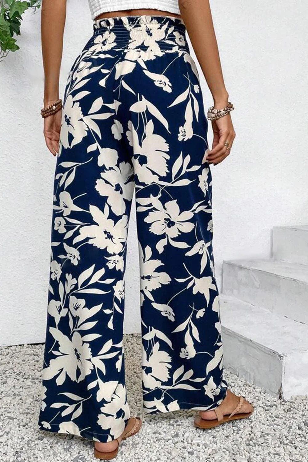 Pantalon ample bleu floral smocké à volants à la taille