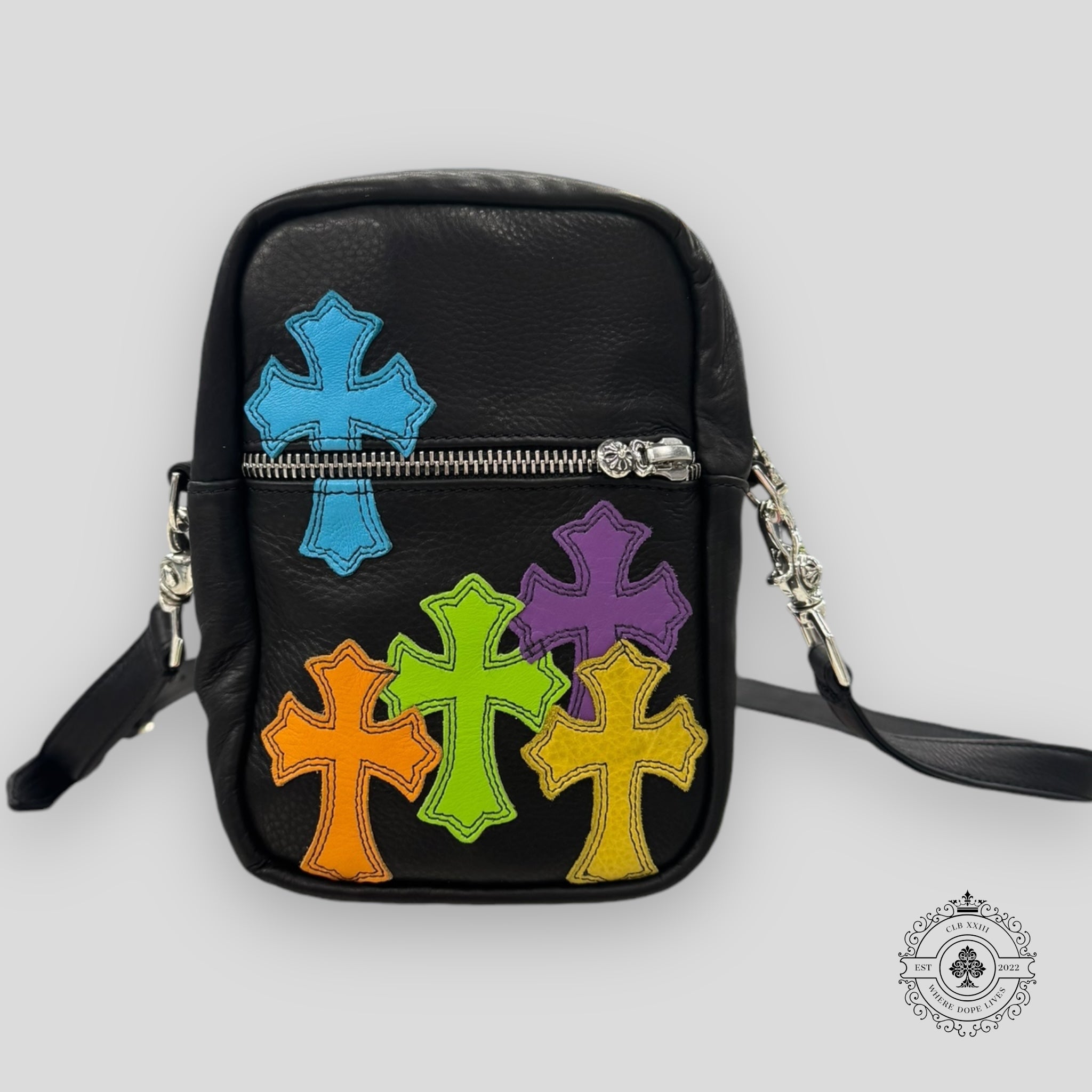 Sac bandoulière Chrome Hearts en cuir avec patchs croix sur le côté
