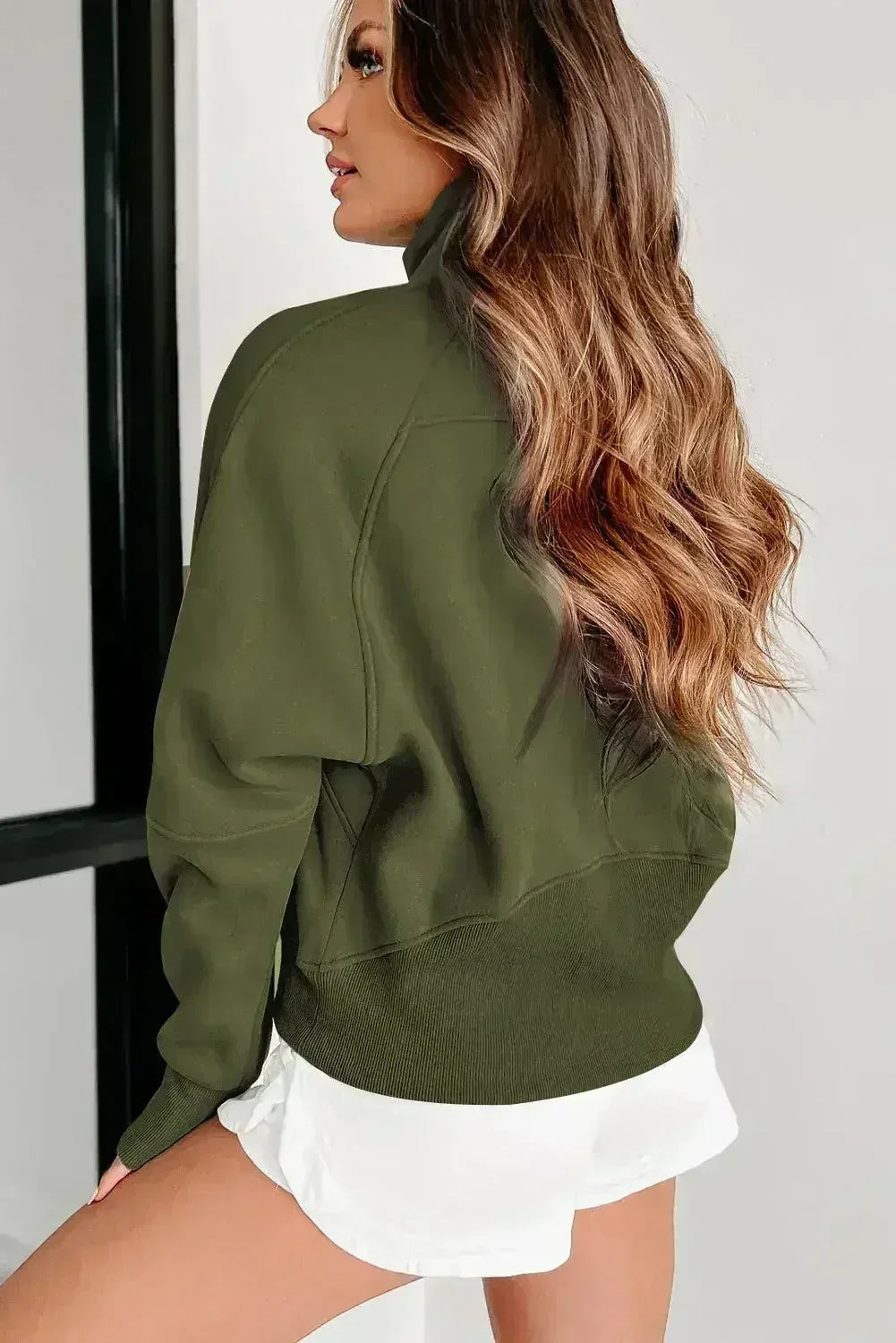 Sweat-shirt à col montant zippé quart, couleur vert mousse, avec poche kangourou