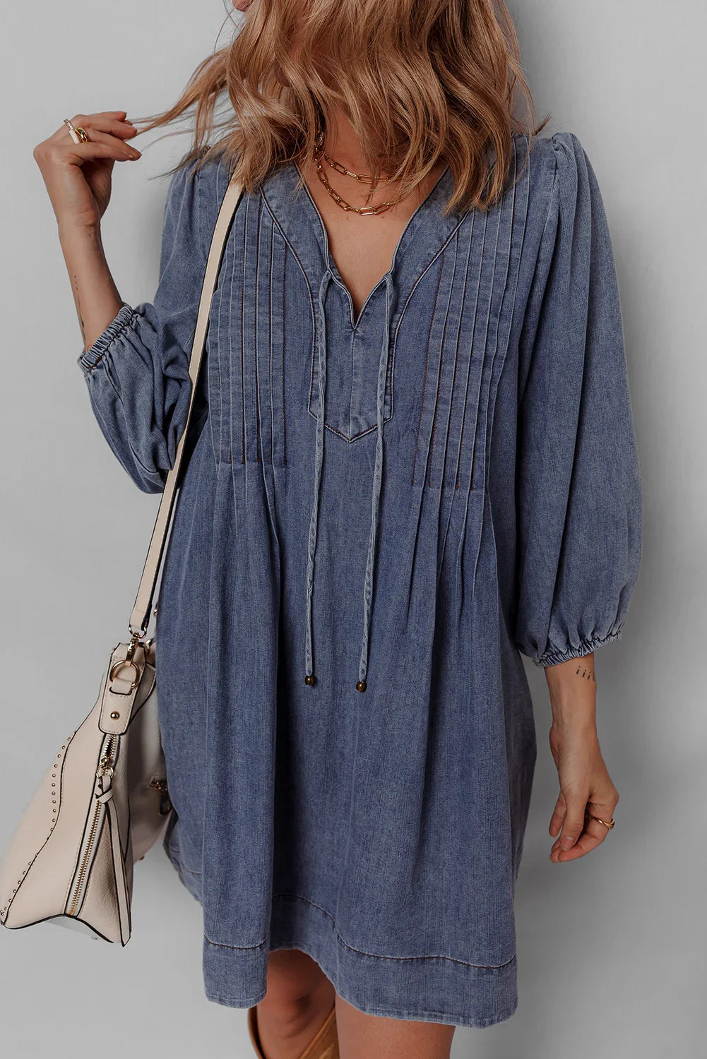 Robe courte en jean plissée à col en V et manches 3/4 bleu marine
