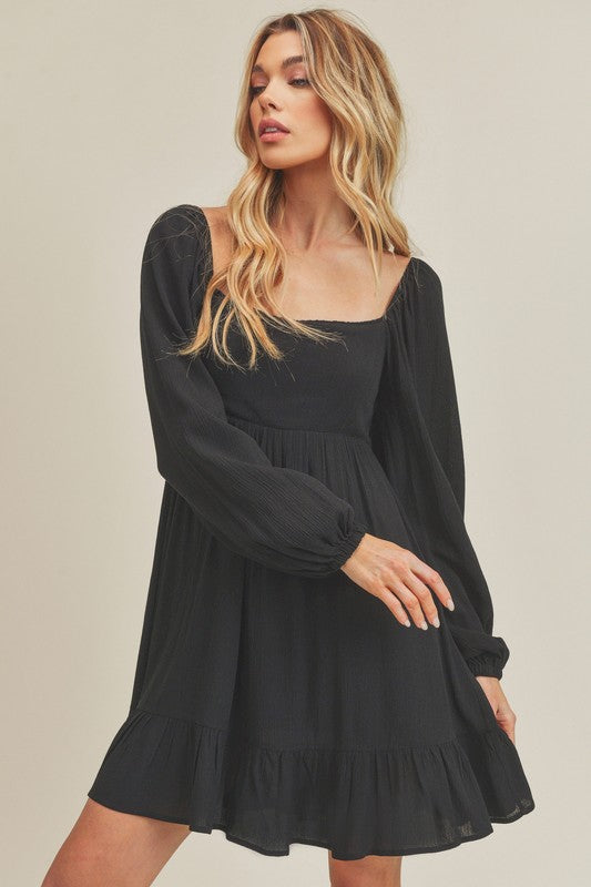 Mini-robe à col carré, manches bouffantes et ourlet à volants pour femme – Un style tendance, romantique et joueur pour toute occasion