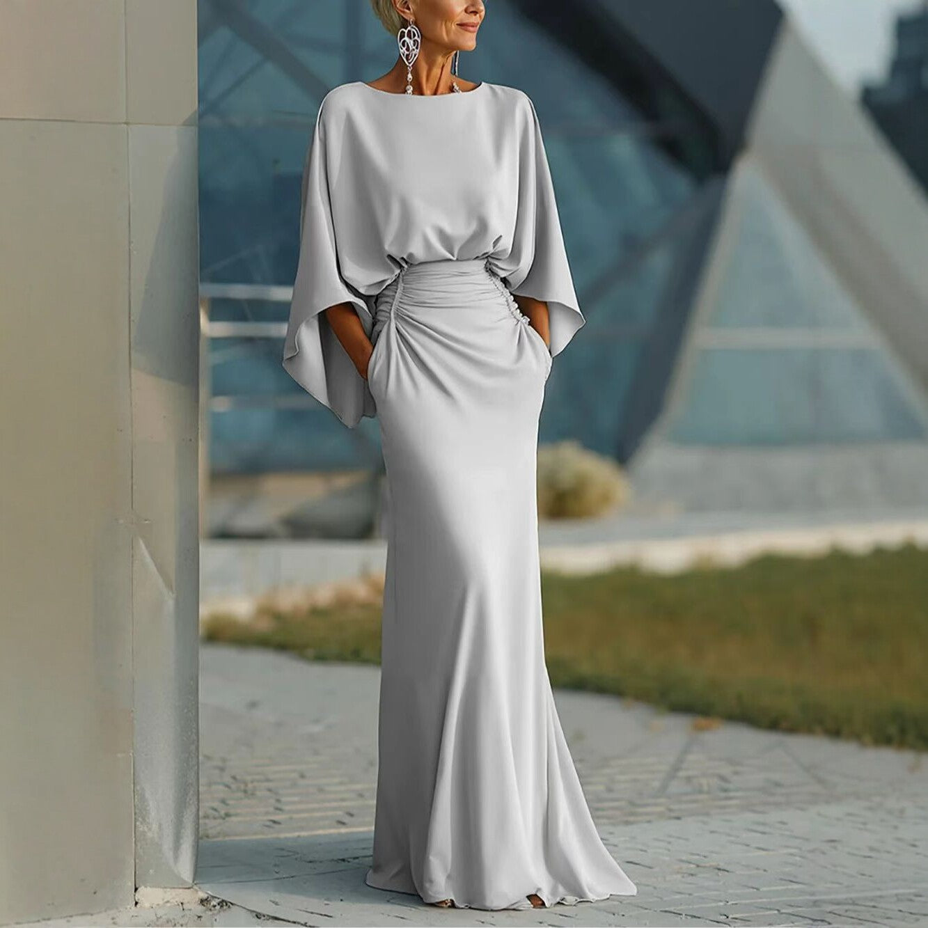 Robe longue élégante pour femme, dos nu, plissée, manches chauve-souris — Robe sirène argentée
