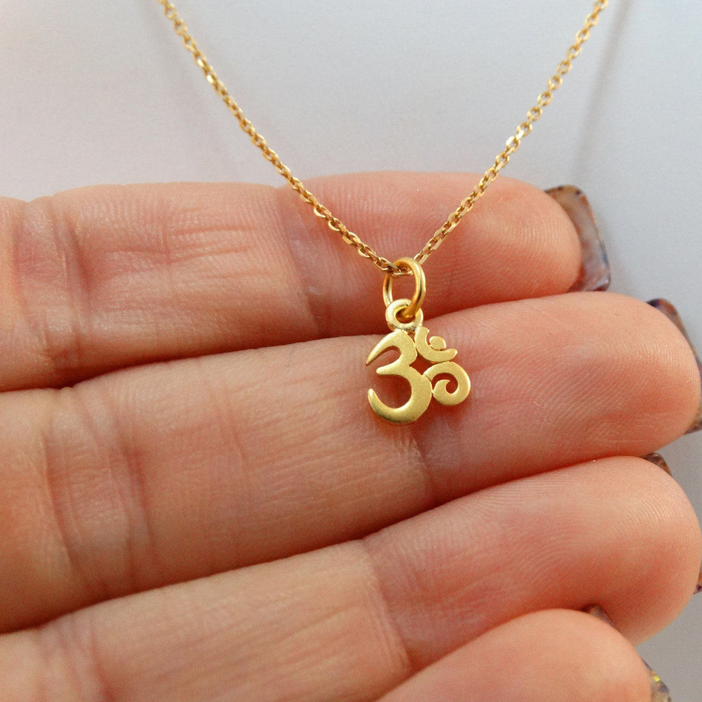 Collier Om minuscule doré – Symbole de yoga minimaliste sur une chaîne remplie d'or de 40 cm