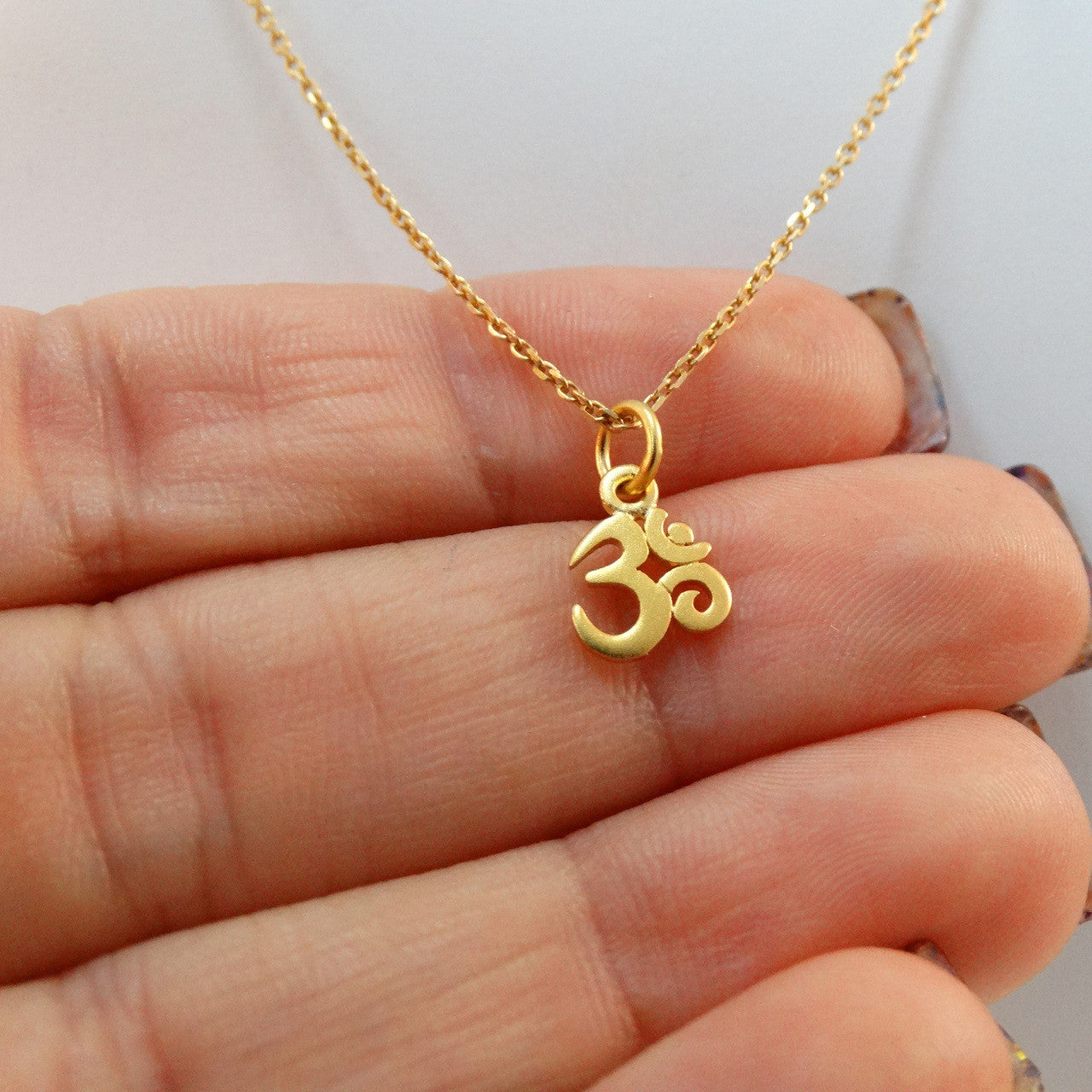 Collier Om minuscule doré – Symbole de yoga minimaliste sur une chaîne remplie d'or de 40 cm