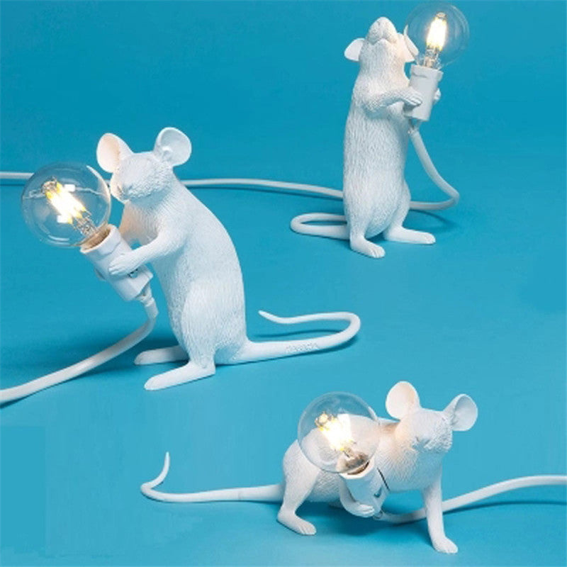 Lampe de table Postmoderne Résine Animal Rat Souris Petite Mini Souris Mignonne LED Veilleuses Décoration Maison Lampes de Bureau Lampe de Chevet Lampe de Table Décorative Lampes d'étude Mignonnes pour Décoration de Chambre (