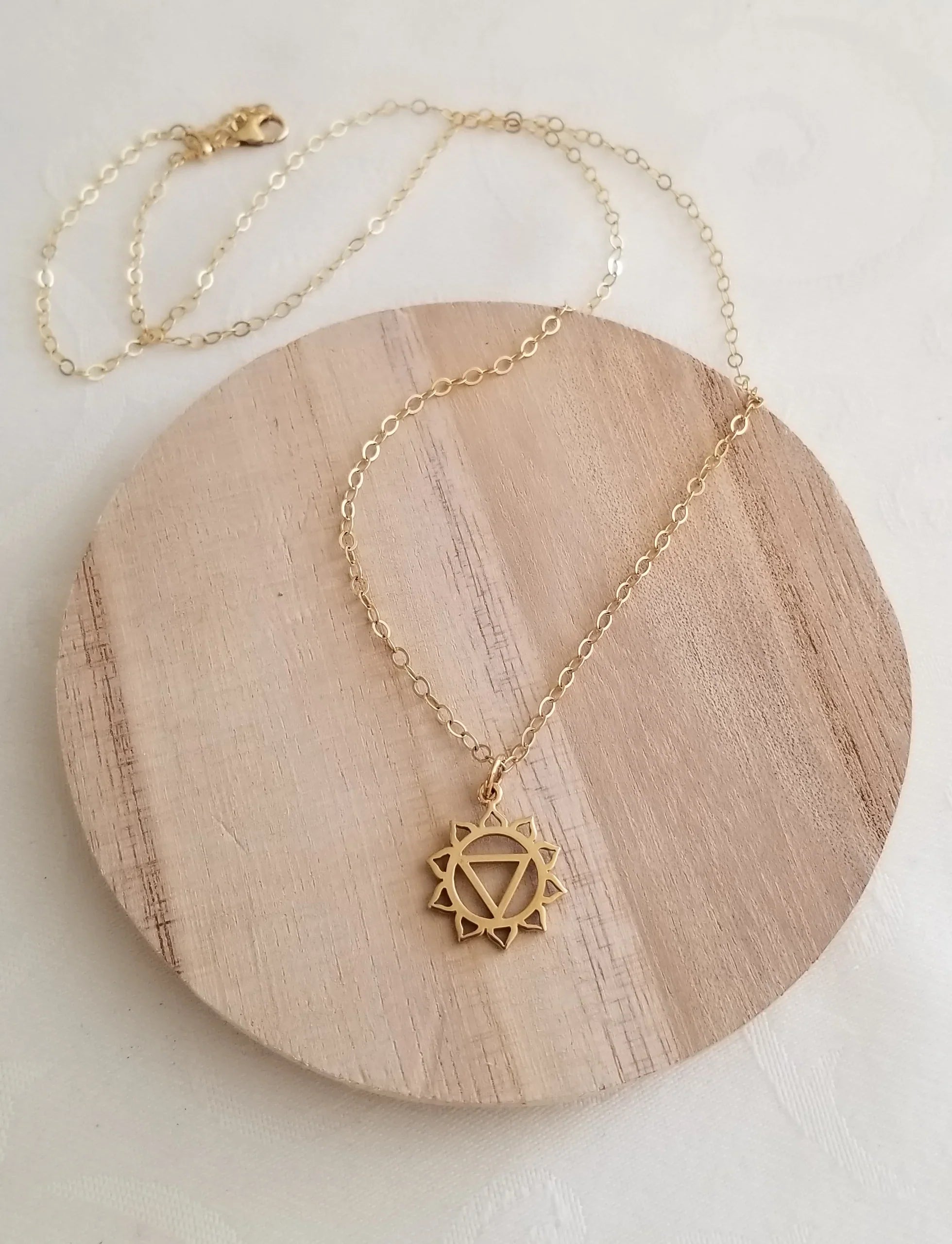 Collier chakra du plexus solaire – Pendentif symbole chakra plaqué or sur chaîne de 40 cm