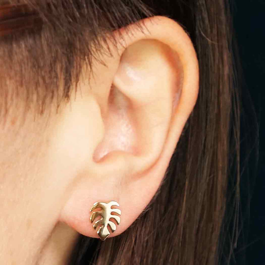 Puces d'oreilles feuille de Monstera dorée – Motif végétal tropical avec tiges en argent sterling