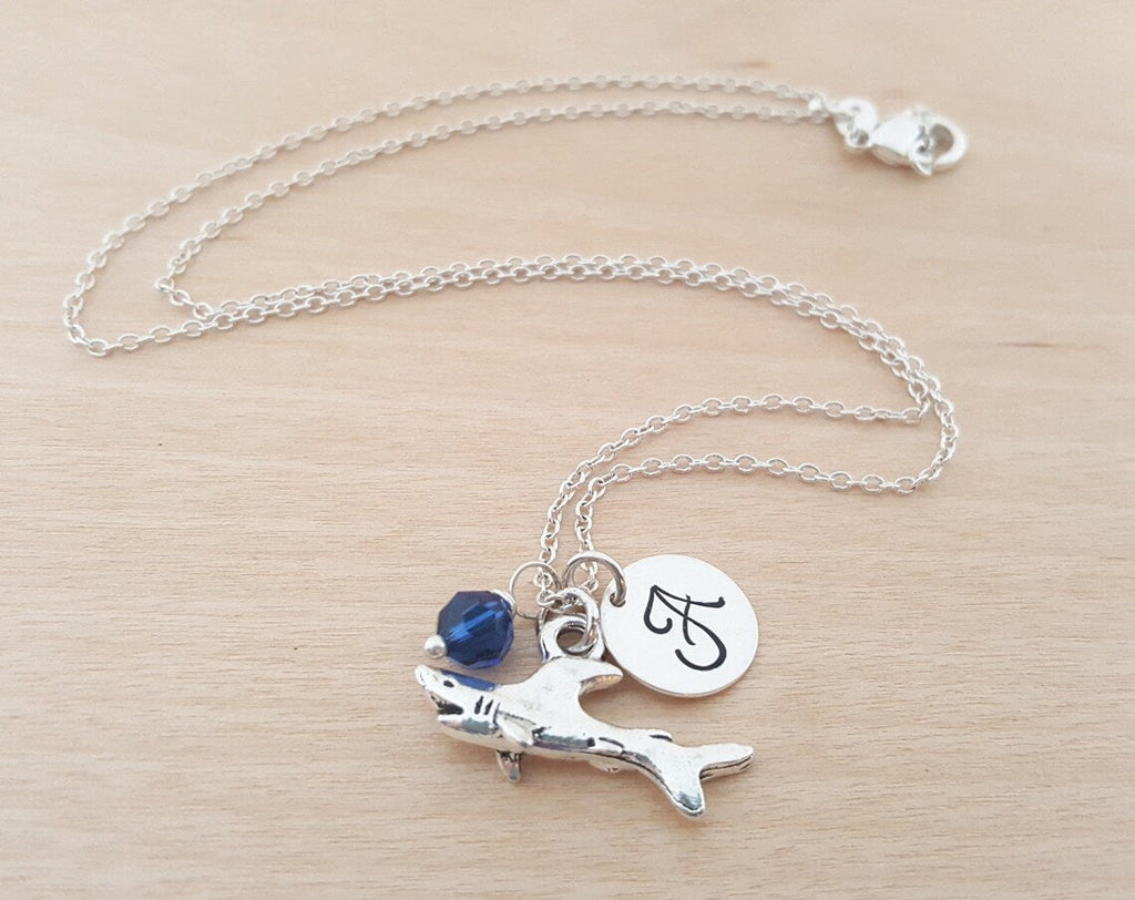 Collier Requin – Argent Sterling avec Pierre de Naissance et Breloque Initiale