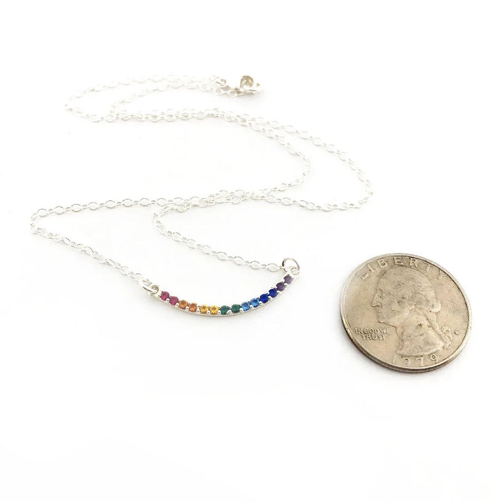 Collier barre incurvée Rainbow Nano Gem – Bijoux Pride en argent sterling, 45 cm