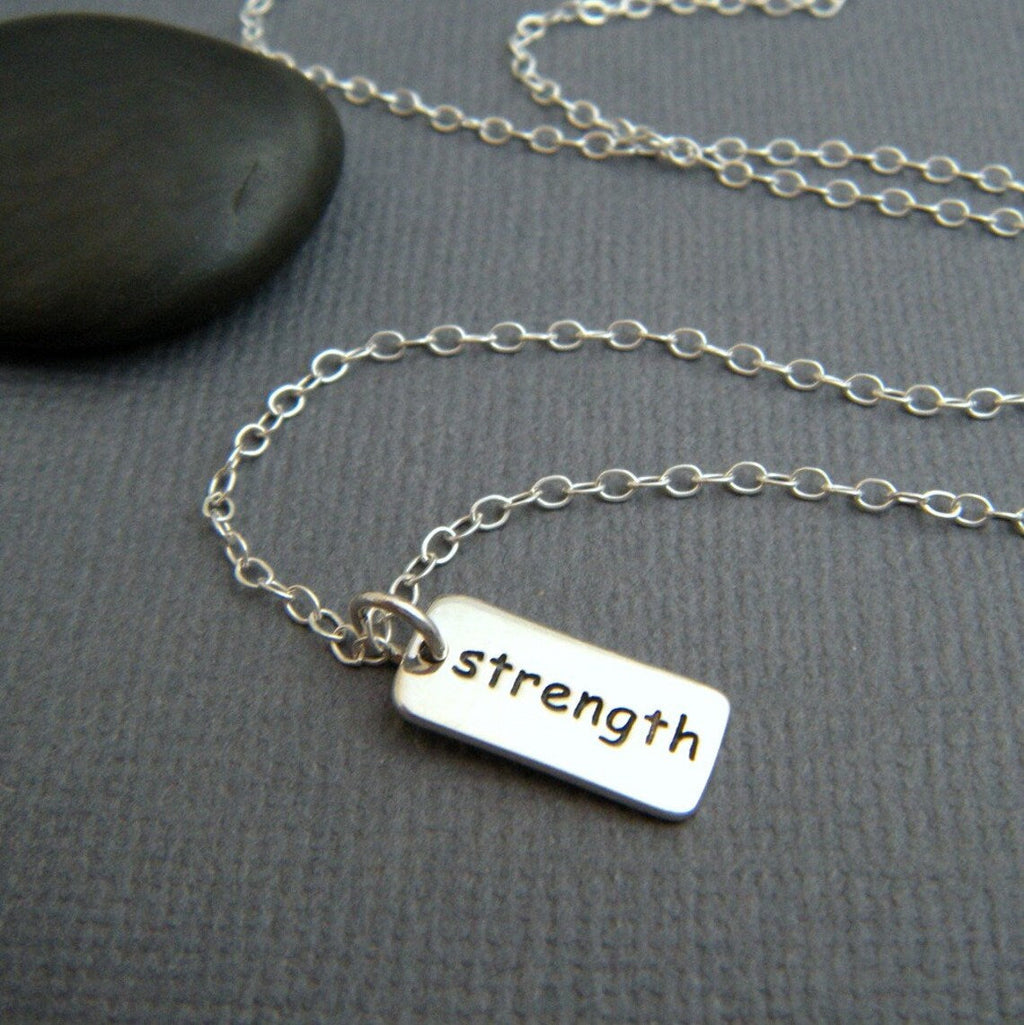 Collier Force – Petit Charm Mot en Argent Sterling sur Chaîne de 40 cm
