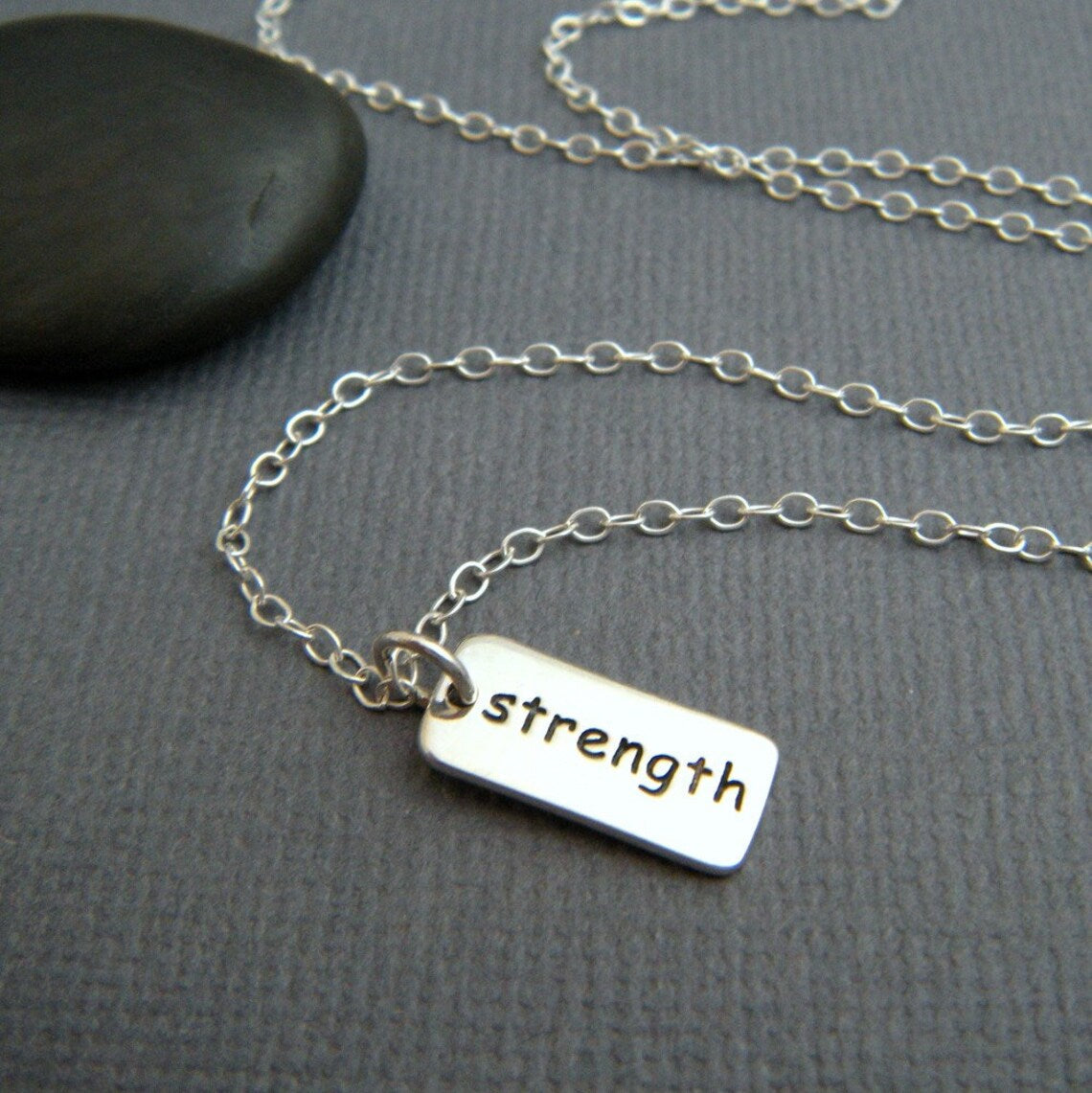 Collier Force – Petit Charm Mot en Argent Sterling sur Chaîne de 40 cm