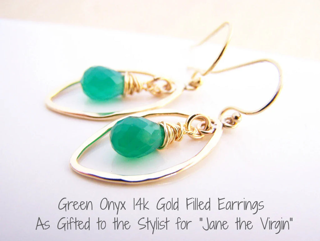 Vu dans Jane the Virgin – Boucles d'oreilles en onyx vert et or 14 carats