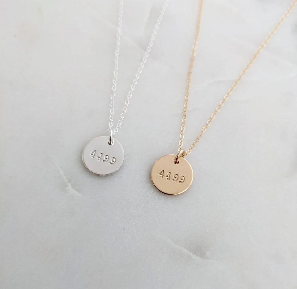 Collier d'épouse de policier – Numéro d'insigne estampillé à la main sur disque de 1,27 cm, or ou argent, chaîne de 45,72 cm