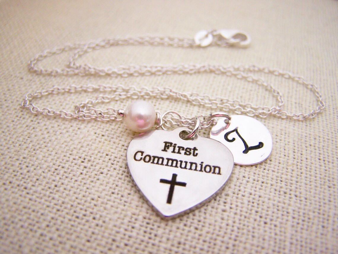 Collier de première communion – Argent sterling avec perle, initiale et breloque cœur en acier inoxydable