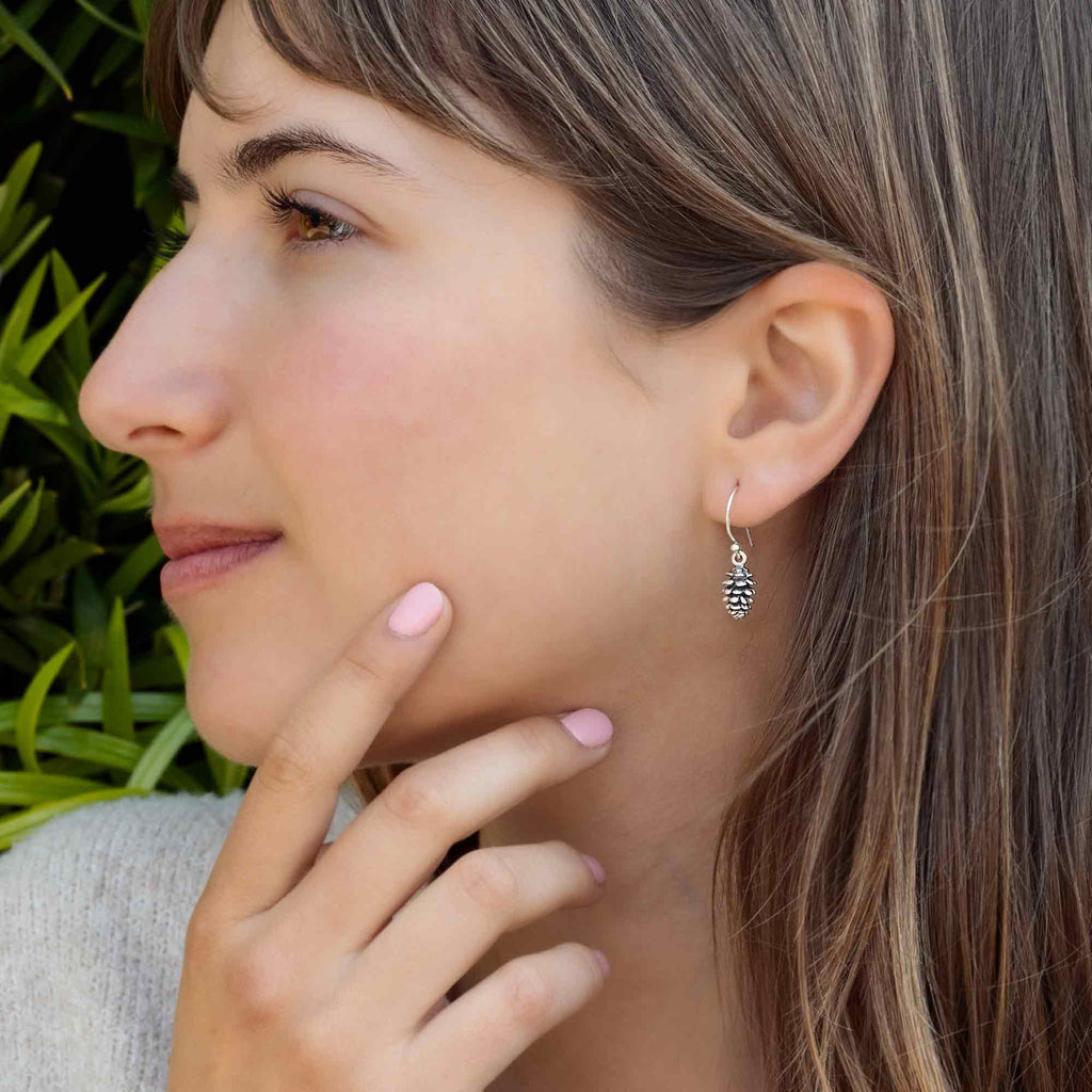 Boucles d'oreilles pendantes cônes de pin en argent sterling – Bijoux inspirés de la nature