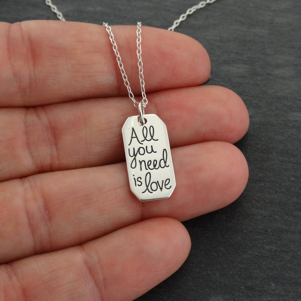 Collier « All You Need Is Love » – Breloque citation en argent sterling sur chaîne de 40 cm