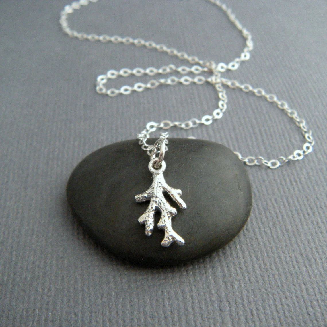 Collier mini branche de corail – Breloque en argent sterling sur chaîne de 40 cm