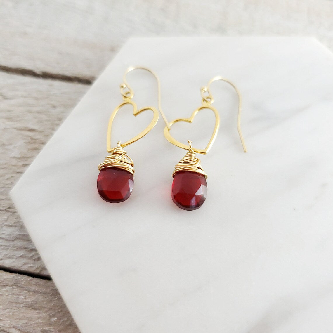Boucles d'oreilles pendantes Sweetheart Grenat - Cœur rouge et or Délicates boucles d'oreilles en or 14 carats rempli