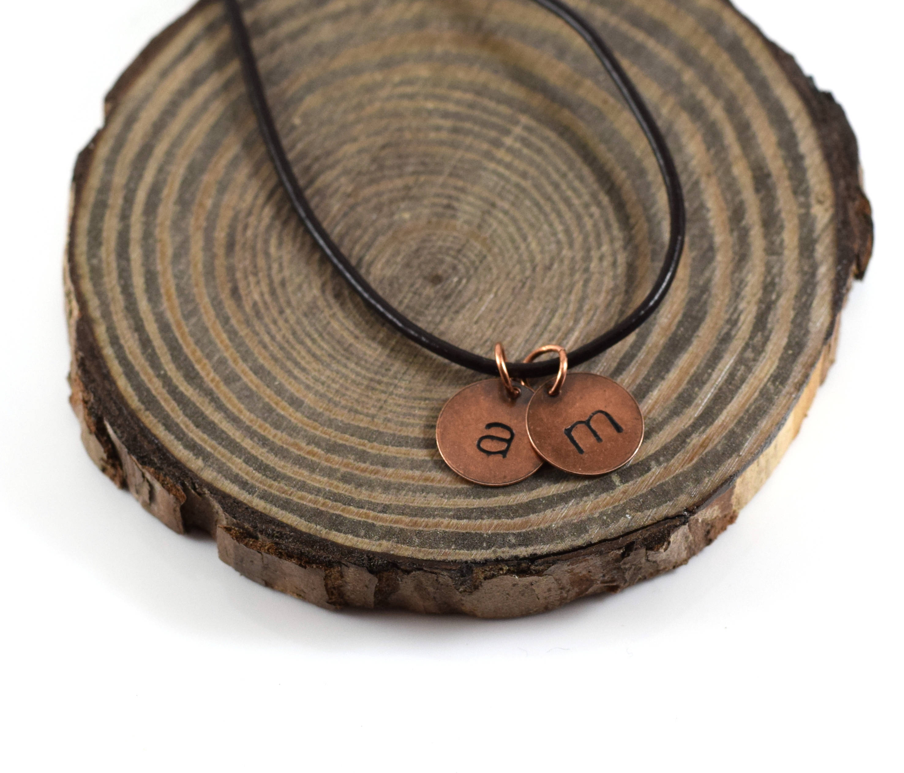 Collier Initial Personnalisé en Cuivre pour Homme – Collier Cordon en Cuir Estampillé à la Main – Bijou Initial Personnalisé Cadeau pour Lui