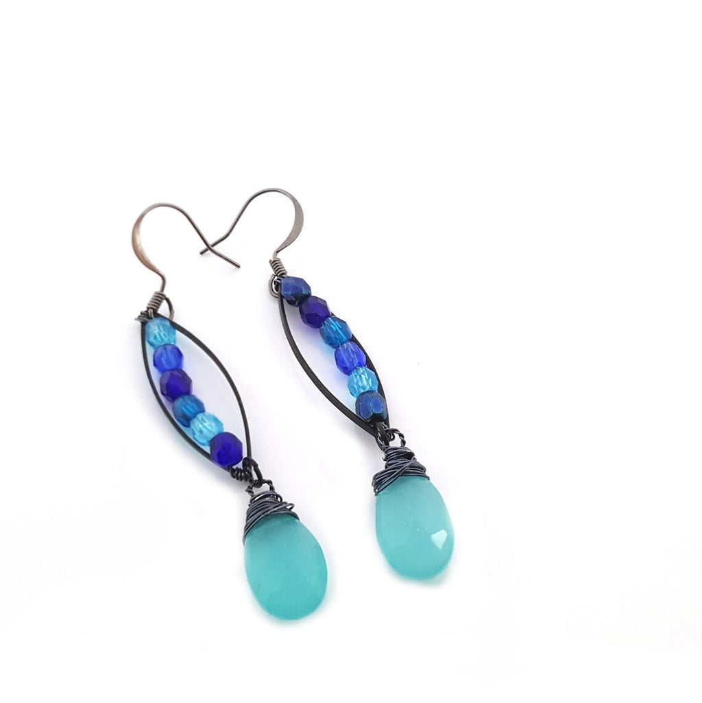 Boucles d'oreilles pendantes en calcédoine bleue et verre de Bohême – Argent sterling oxydé