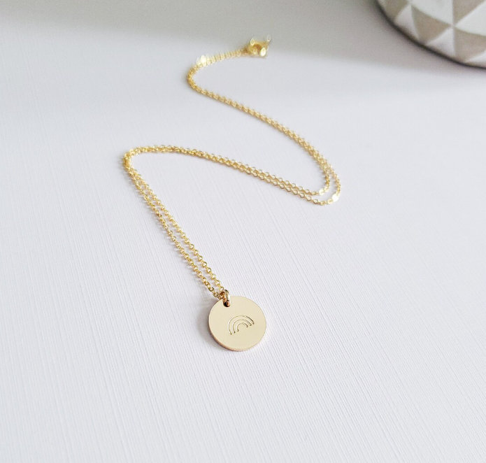 Collier Disque Arc-en-ciel – Bijou LGBT Estampé à la Main en Plaqué Or ou Argent Sterling