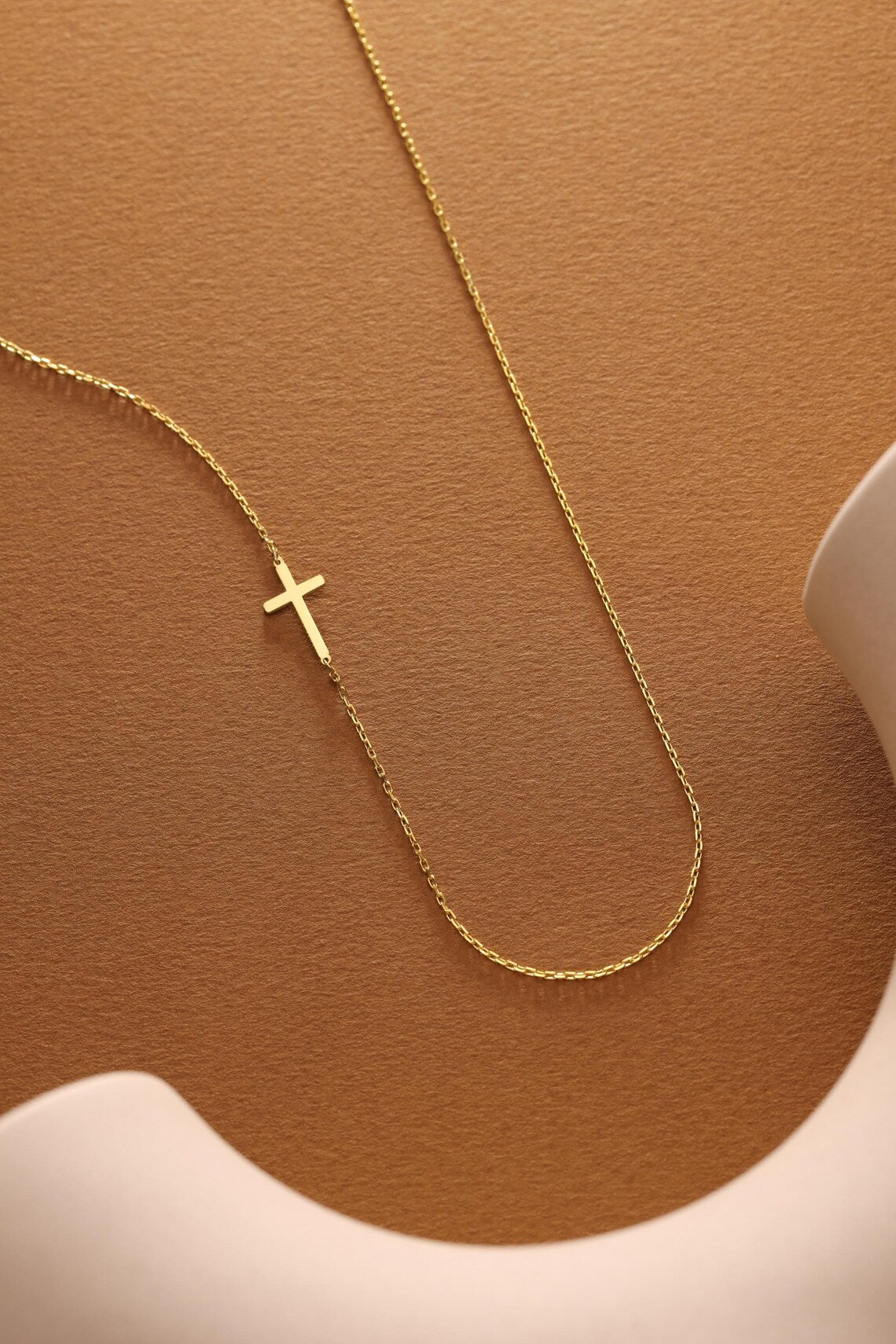 Collier croix latérale en or – Croix horizontale minimaliste sur chaîne de 45 cm