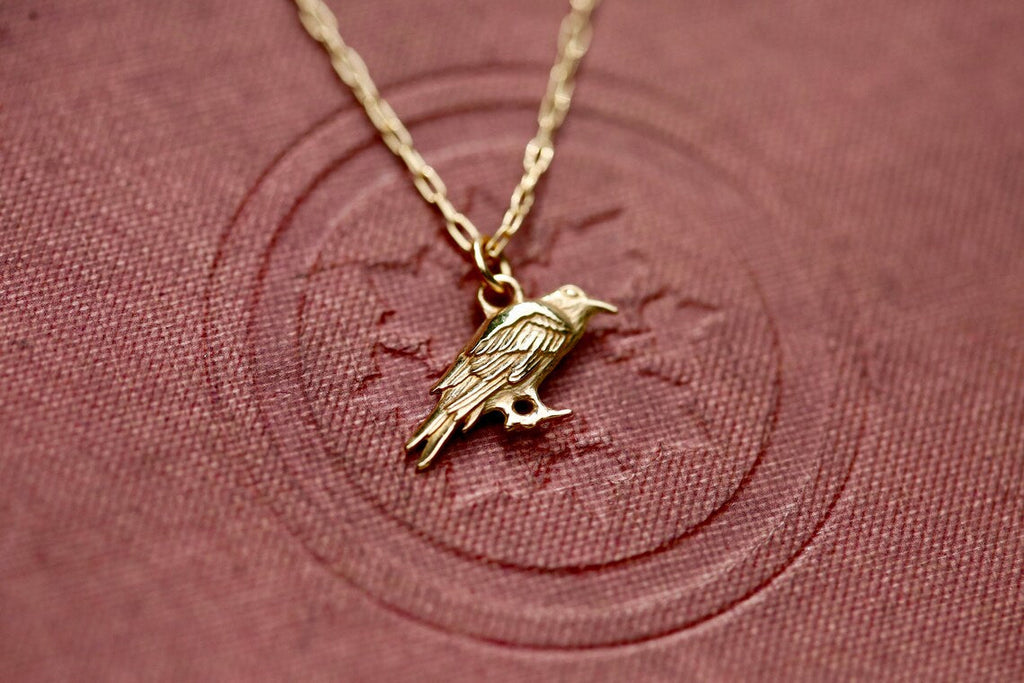 Collier Corbeau Doré – Pendentif Corbeau en Or Rempli 14k sur Chaîne de 40 cm