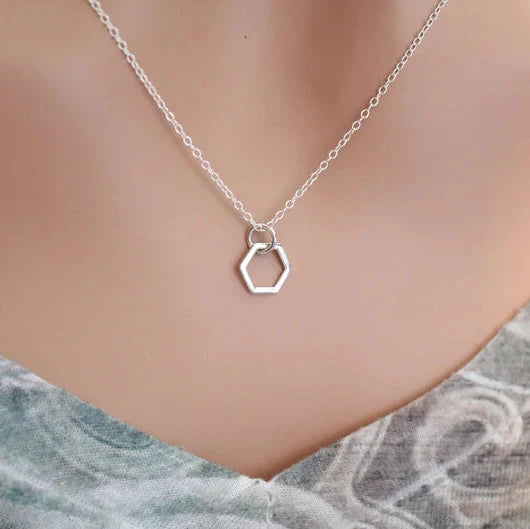 Collier petit hexagone – Pendentif nid d'abeille en argent sterling sur chaîne de 45,7 cm