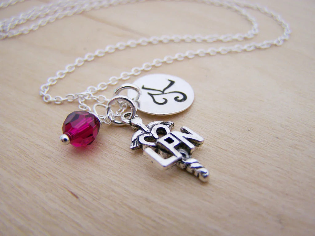 Collier d'infirmière LPN – Argent sterling avec pierre de naissance et breloque initiale