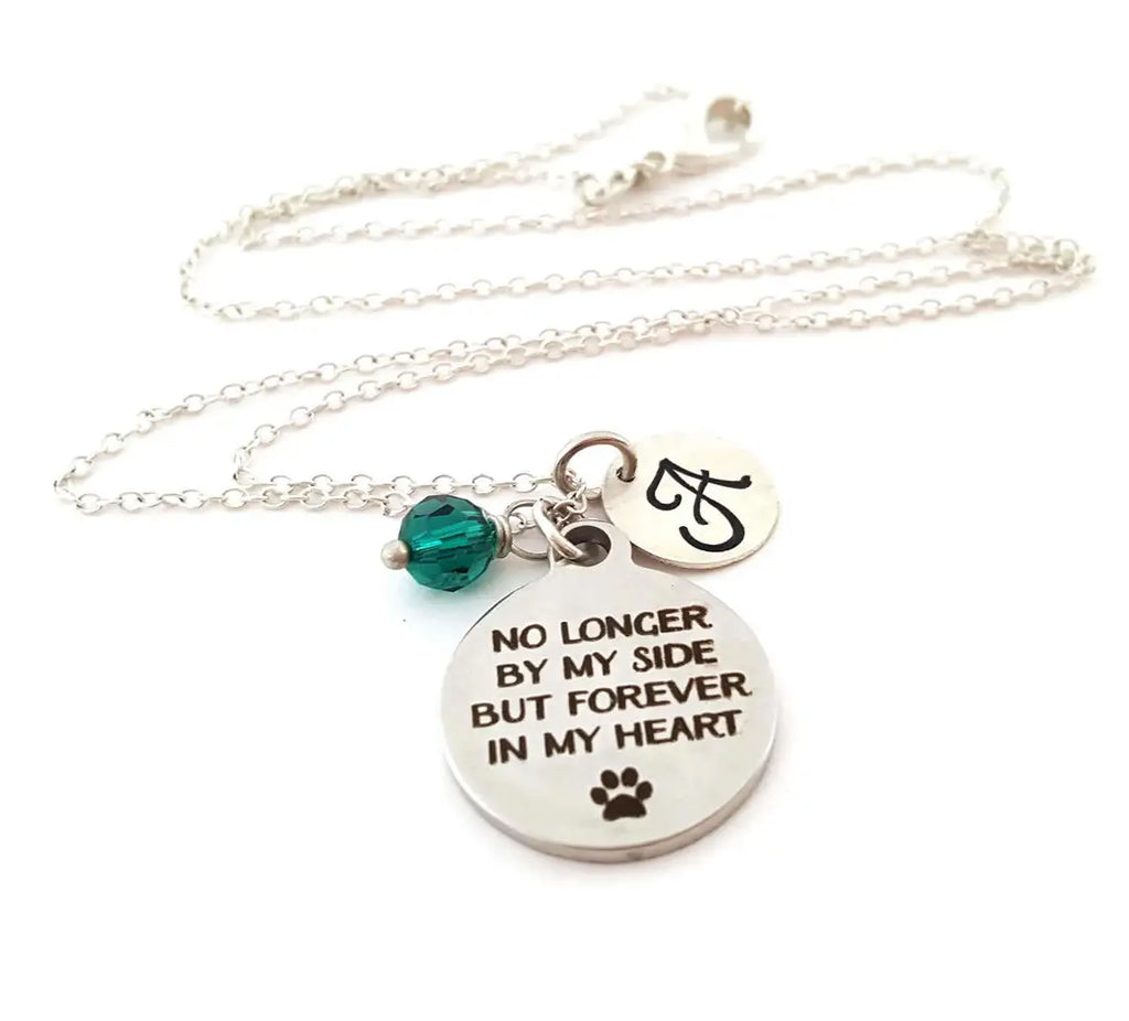 Collier commémoratif pour animaux de compagnie – « Plus à mes côtés, mais pour toujours dans mon cœur » – Argent sterling avec pierre de naissance et initiale